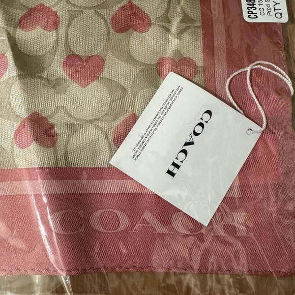 🥰 Coach Signature Heart Print Silk Bandana - Picture 9 of 9